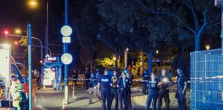 Nach Schüssen in Köln: Festgenommene wieder entlassen Mehrere Polizisten sind am Tatort beschäftigt.