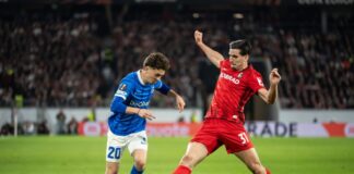 Imbiss statt Rasen: BVB-Zugang Karetsas serviert Taxiteller Konstantinos Karetsas (l) tritt in Dortmund die Nachfolge von Julian Brandt an. (Archivbild)