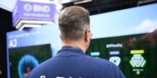 Spione bitten zum Gaming: BND umwirbt Nachwuchs auf Gamescom Wer dachte, Spione arbeiteten nur im Verborgenen, der wird bei der Gamescom eines Besseren belehrt: ein BND-Mitarbeiter am Messestand.