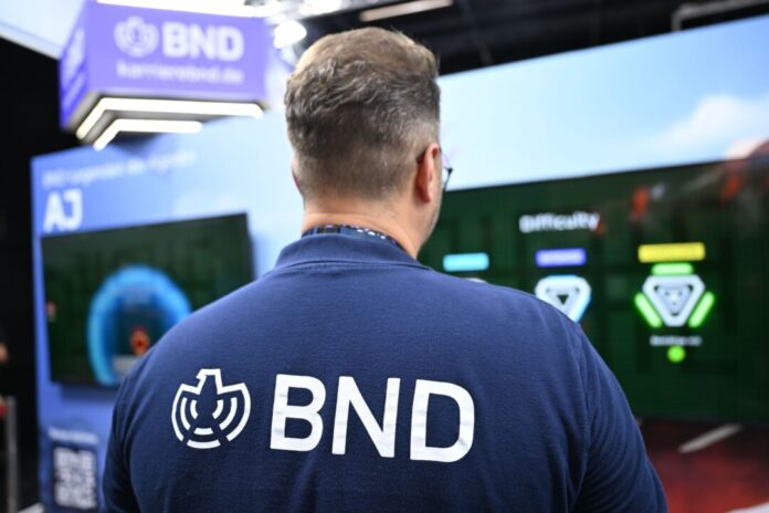 BND-Messestand bei der Gamescom Wer dachte, Spione arbeiteten nur im Verborgenen, der wird bei der Gamescom eines Besseren belehrt: ein BND-Mitarbeiter am Messestand.
