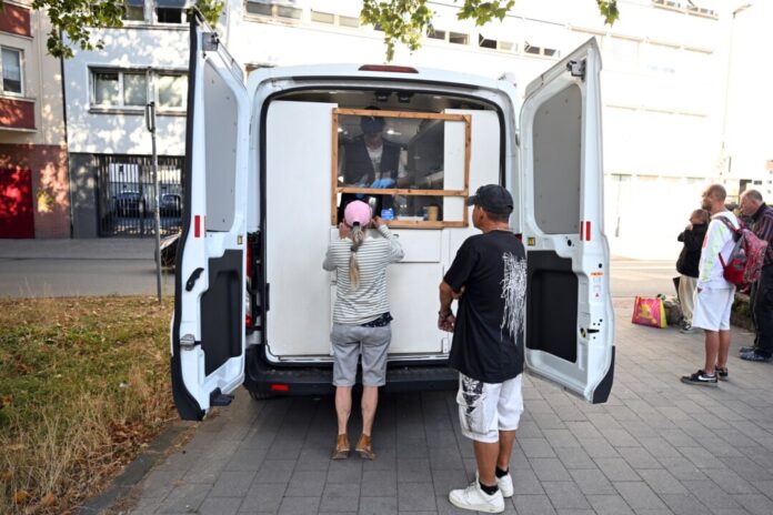 Hitze-Hilfe für Wohnungslose Der Verein Gemeinsam gegen Kälte Duisburg unterstützt obdachlose Menschen in der Duisburger Innenstadt bei der Hitze.