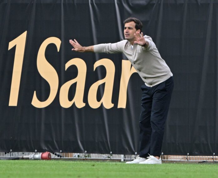 SV Elversberg - Bayer Leverkusen Missglücktes Bundesliga-Debüt: Bayer-Trainer Carles Martínez.