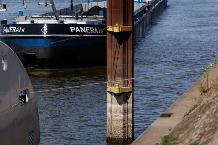 Wetterlage in NRW - Niedrigwasser am Rhein in Duisburg Der Pegelstand in Duisburg-Ruhrort ist auf ein neues Rekordtief gesunken.