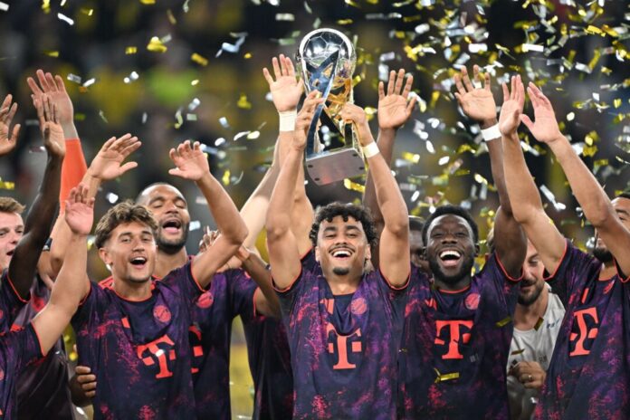 Borussia Dortmund - FC Bayern München Bayerns Neuzugang Nathaniel Brown trat beim Franz-Beckenbauer-Supercup in ungewohnter Rolle auf.