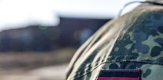 Mann gibt sich als Soldat aus – Polizei beschlagnahmt Waffen Der junge Mann trug Uniform und Hoheitsabzeichen, war aber gar kein Soldat. (Symbolbild)