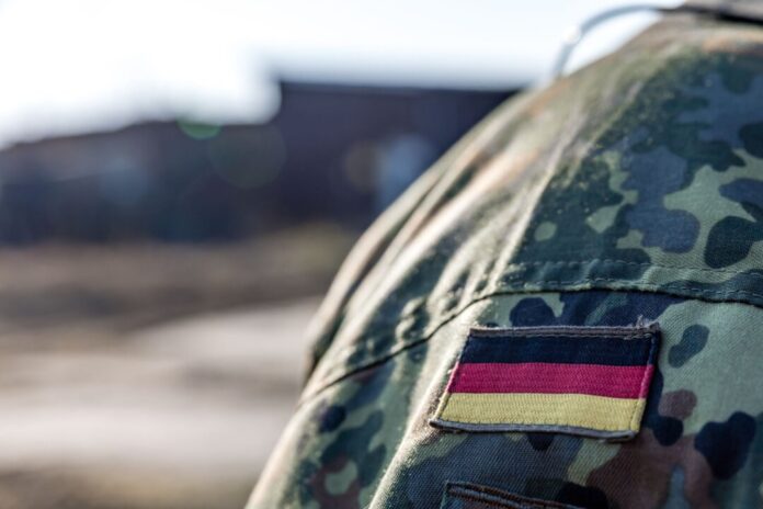 Bundeswehrsoldat - Symbolbild Der junge Mann trug Uniform und Hoheitsabzeichen, war aber gar kein Soldat. (Symbolbild)