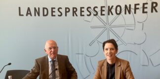 Kartoffeln werden teurer – Trockenheit trifft NRW-Landwirte Der Präsident der Landwirtschaftskammer Nordrhein-Westfalen, Karl Werring, und Nordrhein-Westfalens Landwirtschaftsministerin Silke Gorißen (CDU), stellen in der Landespressekonferenz die vorläufigen Ernteergebnisse vor.