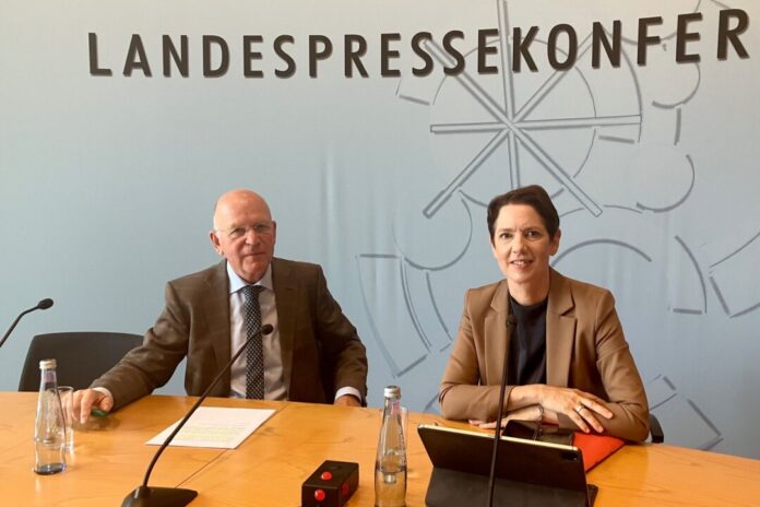 Vorstellung der vorläufigen Ernteergebnisse Nordrhein-Westfalen Der Präsident der Landwirtschaftskammer Nordrhein-Westfalen, Karl Werring, und Nordrhein-Westfalens Landwirtschaftsministerin Silke Gorißen (CDU), stellen in der Landespressekonferenz die vorläufigen Ernteergebnisse vor.