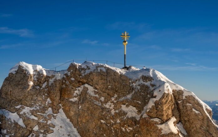 Zugspitz-Gipfelkreuz Der Junge will die Zugspitze sehen. (Archivbild)