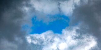 Feuerwehrleute in Hürtgenwald können nicht auf Regen setzen Dunkle Wolken ziehen am morgendlichen Himmel über die Eifel. (Symbolbild)