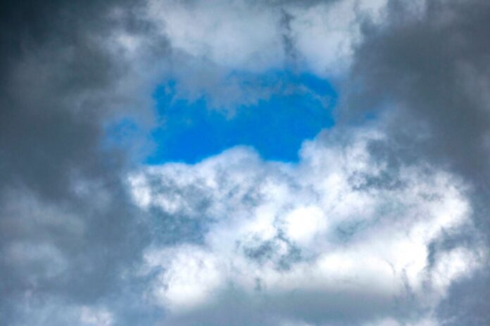 Wetter in Nordrhein-Westfalen Dunkle Wolken ziehen am morgendlichen Himmel über die Eifel. (Symbolbild)
