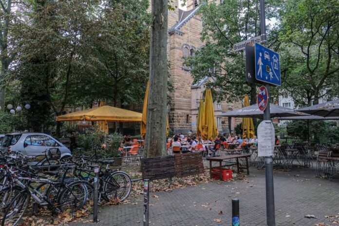 Gerichtsbeschluss zum Brüssler Platz Es bleibt dabei, die Stadt Köln muss ein Zwangsgeld zahlen, weil sie nicht genug gegen den Partylärm auf dem Brüsseler Platz tut. (Archivbild)