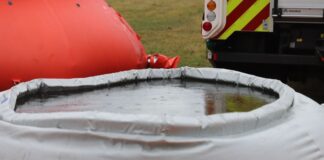 Starkregen droht in Eifel und Siegerland Regentropfen fallen in einen Löschwasserbehälter der Feuerwehr. Jetzt warnt der Deutsche Wetterdienst vor Starkregen ab dem Nachmittag auch in der Eifel.