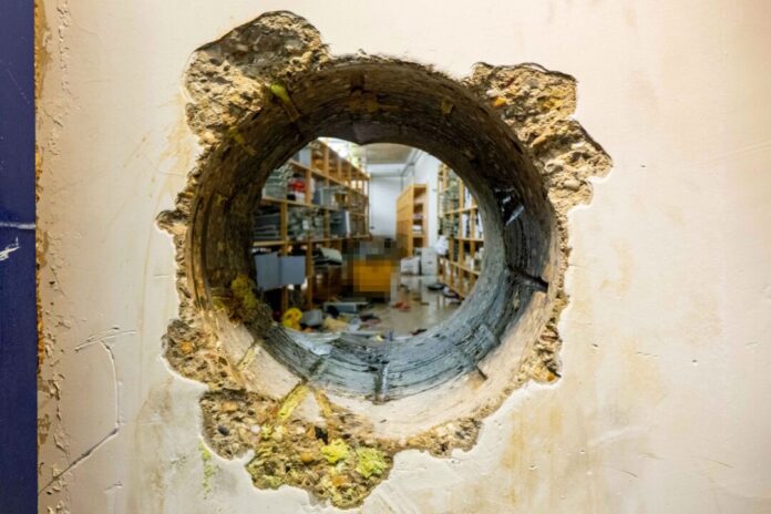 Zwangsmittel für rund 30 Schließfachbesitzer Ein Blick durch das gebohrte Loch in den Archivraum der Sparkasse. (Archivbild)