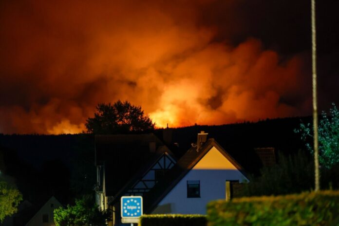 Waldbrand im Hohen Venn Das Feuer rückte bis zu 300 Meter an Wohnbebauungen heran.