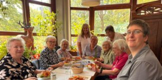 Neues Begegnungsprojekt im AWO-Treff Hochdahl startet Sara Willwerth Rotary Club Hilden Haan (sitzend), dahinter (stehend) Silke Dietz vom AWO-Treff. Foto: privat