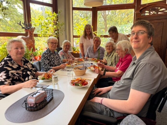 Sara Willwerth Rotary Club Hilden Haan (sitzend), dahinter (stehend) Silke Dietz vom AWO-Treff. Foto: privat Sara Willwerth Rotary Club Hilden Haan (sitzend), dahinter (stehend) Silke Dietz vom AWO-Treff. Foto: privat