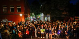 «Die Tat hat die Menschen verändert» – Erinnern in Solingen Bei der Trauerfeier an der Gedenktafel zum ersten Jahrestag des Anschlags halten Teilnehmer brennende Kerzen in den Händen. (Archivbild)