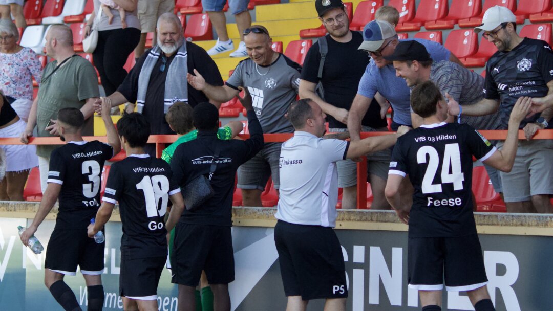 Die Freude über den Punktgewinn ist groß bei dem Aufsteiger aus Hilden. Foto: VfB Hilden