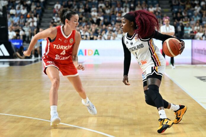 Deutschland - Türkei Alexis Peterson (r) zeigte bei der WM-Generalprobe eine starke Leistung.