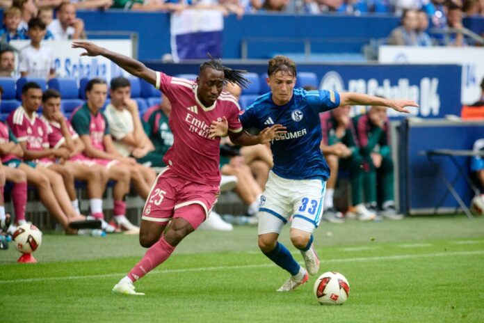 Vitalie Becker (r) Vitalie Becker (r) hat einen neuen Vertrag bei Schalke unterschrieben. (Archivbild)