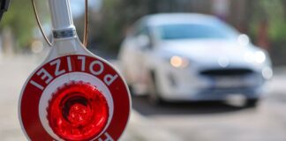 Achtung Radarfalle: Mehr Tempo-Kontrollen zur Ferienzeit Eine Polizistin wartet mit einer Kelle während einer Kontrolle.