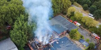 Feuer zerstört leerstehende Bowlinghalle in Borken Feuerwehrleute löschen die Flammen. (Symbolbild)