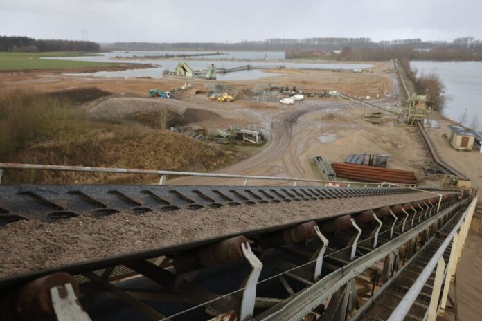 Kieswerk am Niederrhein Der Kiesabbau am Niederrhein war ein zentraler Streitpunkt im Regionalplan des RVR. Dass jetzt der ganze Plan vor Gericht kassiert wurde, will der RVR nicht hinnehmen. (Archivbild)