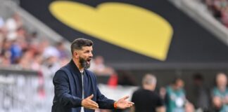 Schalke-Coach mahnt und baut auf: «Kennen unsere Rolle» «Wir kennen unsere Rolle als Aufsteiger.» Schalke-Coach Miron Muslic in Aktion am Spielfeldrand.
