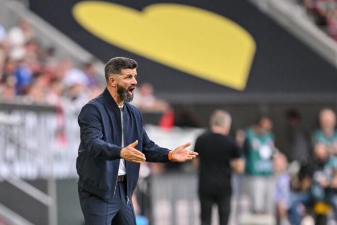 FC Augsburg - FC Schalke 04 «Wir kennen unsere Rolle als Aufsteiger.» Schalke-Coach Miron Muslic in Aktion am Spielfeldrand.