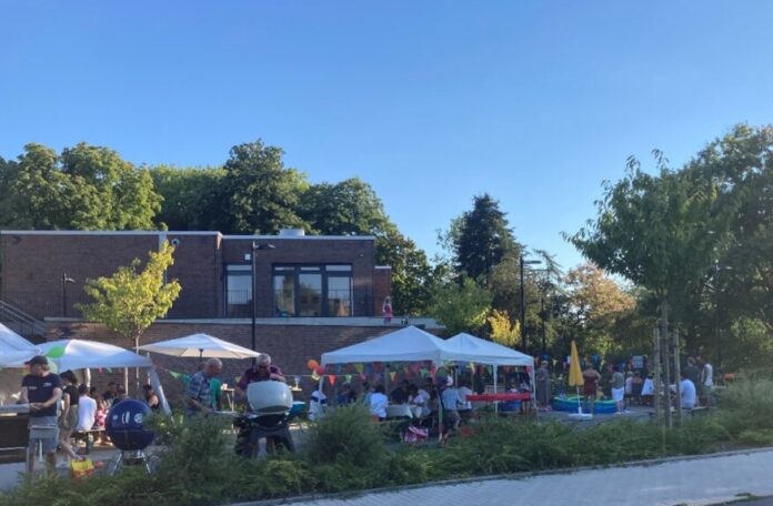 Bild2 An der Hüttenstraße kommen die Nachbarn alle zwei Jahre für ein Fest zusammen. Foto: privat