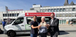 Mettmann: Starthilfe für den neuen Bürgerbus Bürgermeister André Bär (links) und Christoph Wintgen (rechts), Vorstandsvorsitzender der Kreissparkasse Düsseldorf, bei der symbolischen Spendenübergabe an Bodo Nowodworski, Vorsitzender Bürgerbus-Verein Mettmann. Foto: Kreissparkasse Düsseldorf