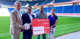 Spende für die Duisburger „Zebrakids“: „Dieser Verein verdient unsere Hilfe“ In der Schauinslandreisen-Arena fand die Scheckübergabe statt. Foto: XXXLutz Deutschland