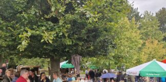 Menschen strömten zum Weinfest in Düssel