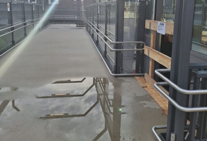 Eisenbahnbrücke Bf Haan nach Regen Die SPD Haan fordert nach einer Bahnhofsbegehung dringende Nachbesserungen. Foto: SPD Haan