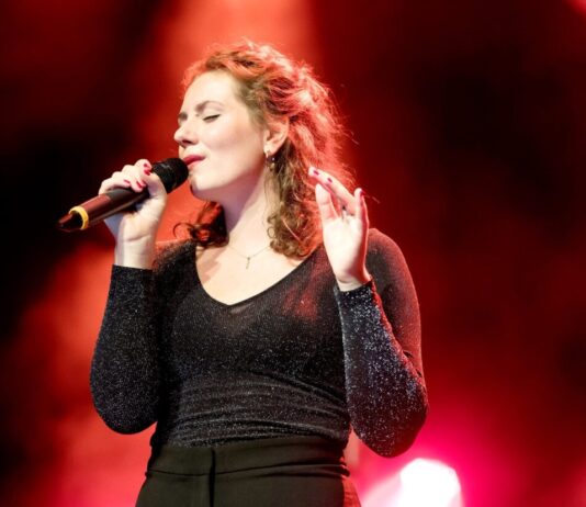 Eintritt frei: Der Jazz kehrt zurück zum Nevigeser Schloss Die Sängerin Elena Fuchs studiert an der an der Folkwang Universität der Künste und tritt am 16. August in Neviges auf. Foto: Andreas Horn