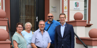 Bürgermeister begrüßt Familie Erkrath im Rathaus Rheinland-Pfalz recht herzlich im Rathaus willkommen. Foto: Stadt Erkrath