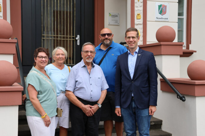 Familie Erkrath im Rathaus Rheinland-Pfalz recht herzlich im Rathaus willkommen. Foto: Stadt Erkrath