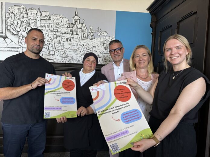 Förderpreis 2026 (c-Stadt Velbert) (1) Panagiotis Natsikos (Vorsitzender des Ausschusses für Chancengerechtigkeit und Integration), Lena Alekuseiduranie (Mitglied im Ausschuss für Chancengerechtigkeit und Integration), Jesus Lopez (Marktbereichsleiter der Sparkasse Velbert), Sandra Ernst (Sozialdezernentin der Stadt Velbert), Franziska Steffen (Integrationsbeauftragte der Stadt Velbert). Foto: Stadt Velbert