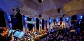 „Classic meets Pop“: Velberter Stiftung legt Benefiz-Konzert-Party neu auf Die Benefiz-Party vor zwei Jahren lockten rund 400 Besucherinnen und Besucher in den Barmer Bahnhof. Foto: privat