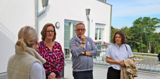 Kerstin Griese besucht soziales Zentrum in Heiligenhaus Kerstin Griese, Eckhard von Zabiensky (stv. Bürgermeister) und SPD-Landtagskandidatin Sabrina Nüse. Foto: Büro Griese