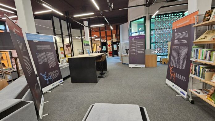 Heresbach-Ausstellung in der Stadtbibliothek Auf Roll-ups wurden wichtige Informationen zu Heresbach zusammengetragen. Foto: Kreisstadt Mettmann