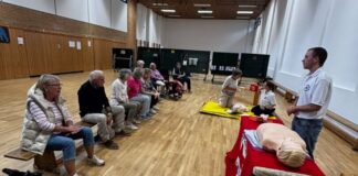 Positive Resonanz auf Aktiv-Tag in Mettmann Bei Workshops konnten Seniorinnen und Senioren in für sie neue Themen hineinschnuppern - beispielsweise Erste-Hilfe lernen. Foto: DRK Mettmann