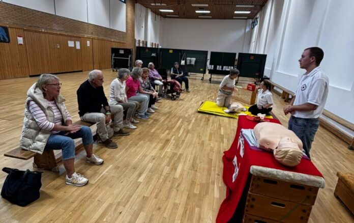Bei Workshops konnten Seniorinnen und Senioren in für sie neue Themen hineinschnuppern - beispielsweise Erste-Hilfe lernen. Foto: DRK Mettmann Bei Workshops konnten Seniorinnen und Senioren in für sie neue Themen hineinschnuppern - beispielsweise Erste-Hilfe lernen. Foto: DRK Mettmann
