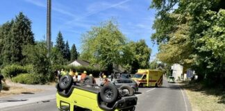 Auto überschlägt sich in Ratingen: Vier Verletzte bei Unfall Einer der Wagen landete auf dem Dach. Foto: Feuerwehr Ratingen
