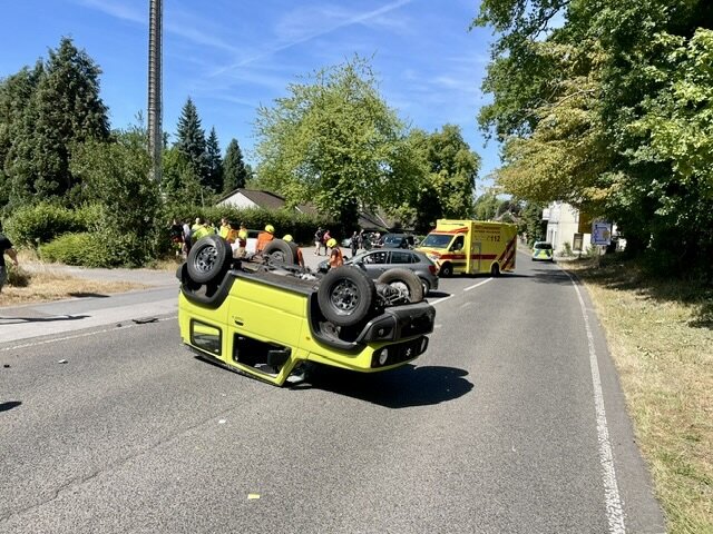 (C)Feuerwehr Ratingen Einer der Wagen landete auf dem Dach. Foto: Feuerwehr Ratingen