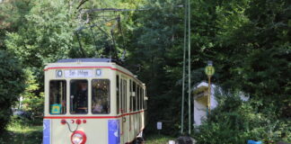 Historische Straßenbahnen: Zwei Sonntage Freizeitspaß in der Kohlfurth Der "Jubilar" Triebwagen Nr. 107 feiert seinen 90. Geburtstag. Er lädt zum Mitfahren ein. Foto: Michael Malicke
