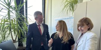 Wenig Papier im Velberter Finanzamt: „Hier wird Zukunftsmusik schon jetzt gespielt“ Staatssekretär Dirk Günnewig (links) im Gespräch mit der Dienststellenleiterin des Finanzamts Velbert Gudrun Köhler (rechts) sowie mit Stephanie Henscheid, Sachbearbeiterin (Mitte). Foto: Finanzamt Velbert
