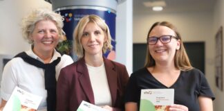 Herbstsemester läuft: Bewährtes und Neues an der VHS Velbert-Heiligenhaus Zeigen das neue Programmhaft der VHS Velbert-Heiligenhaus: die Vorsitzende der Zweckverbandsversammlung, Cordula Prisett, Maike Legut, Vorsitzende des Zweckverbands, und Laura Jüngst, kommissarische VHS-Direktorin. Foto: Volkmann