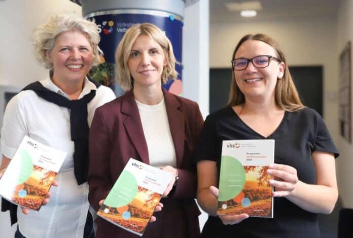 Zeigen das neue Programmhaft: die Vorsitzende der Zweckverbandsversammlung, Cordula Prisett, Maike Legut, Vorsitzende des Zweckverbands, und Laura Jüngst, kommissarische VHS-Direktorin. Foto: Volkmann Zeigen das neue Programmhaft der VHS Velbert-Heiligenhaus: die Vorsitzende der Zweckverbandsversammlung, Cordula Prisett, Maike Legut, Vorsitzende des Zweckverbands, und Laura Jüngst, kommissarische VHS-Direktorin. Foto: Volkmann